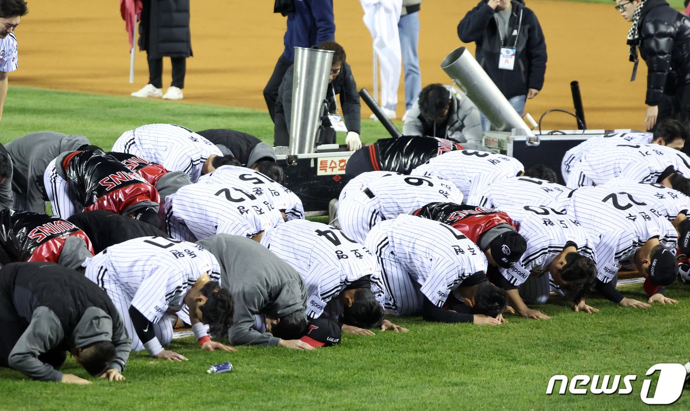 13일 오후 서울 송파구 잠실야구장에서 열린 프로야구 &#39;2023 신한은행 SOL KBO 포스트시즌&#39; 한국시리즈 5차전 LG 트윈스와 kt 위즈의 경기에서 6대2로 승리하며 우승을 차지한 LG 선수들이 관중석을 향해 큰절을 하고 있다. 2023.11.13/뉴스1 ⓒ News1 김성진 기자