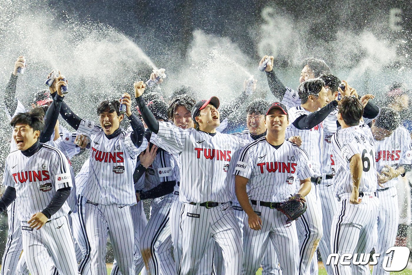 13일 오후 서울 송파구 올림픽로 잠실야구장에서 열린 프로야구 &#39;2023 신한은행 SOL KBO 포스트시즌&#39; 한국시리즈 5차전 LG 트윈스와 kt 위즈의 경기에서 6대2로 승리하며 우승을 차지한 LG 선수들이 자축하고 있다. 2023.11.13/뉴스1 ⓒ News1 박정호 기자