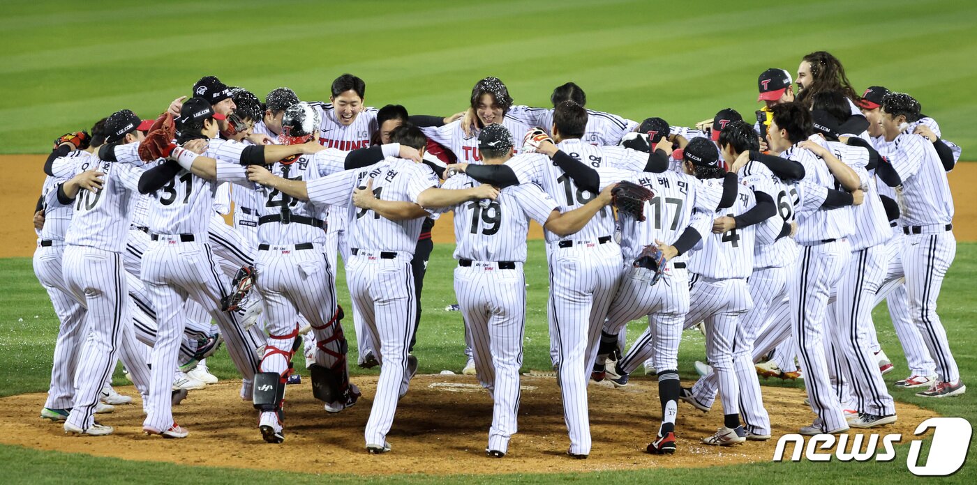 13일 오후 서울 송파구 잠실야구장에서 열린 프로야구 &#39;2023 신한은행 SOL KBO 포스트시즌&#39; 한국시리즈 5차전 LG 트윈스와 kt 위즈의 경기에서 6대2로 승리하며 우승을 차지한 LG 선수들이 자축하고 있다. 2023.11.13/뉴스1 ⓒ News1 김성진 기자