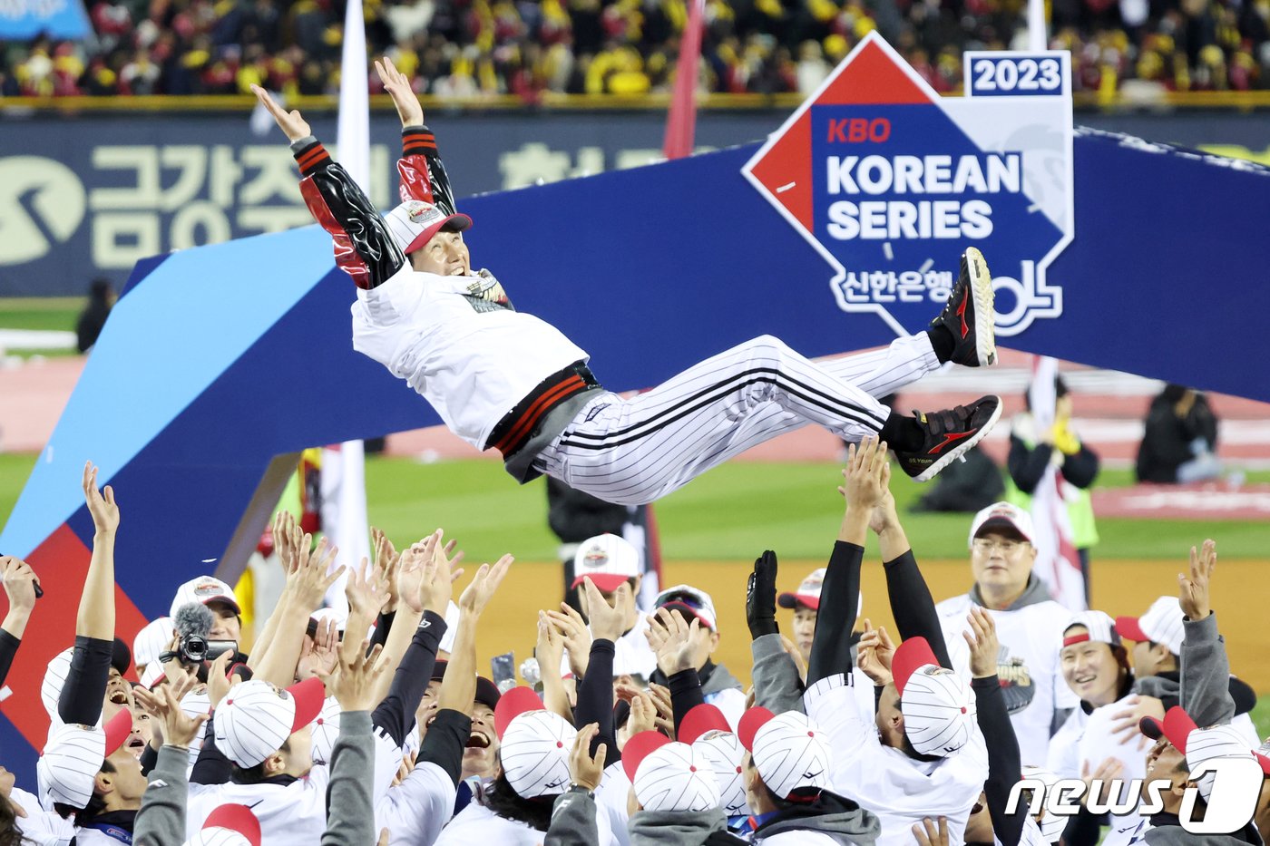 13일 오후 서울 송파구 잠실야구장에서 열린 프로야구 &#39;2023 신한은행 SOL KBO 포스트시즌&#39; 한국시리즈 5차전 LG 트윈스와 kt 위즈의 경기에서 LG 트윈스가 6대2로 승리하며 우승을 차지했다. 염경엽 LG 감독이 선수들에게 헹가래를 받고 있다. 2023.11.13/뉴스1 ⓒ News1 김성진 기자