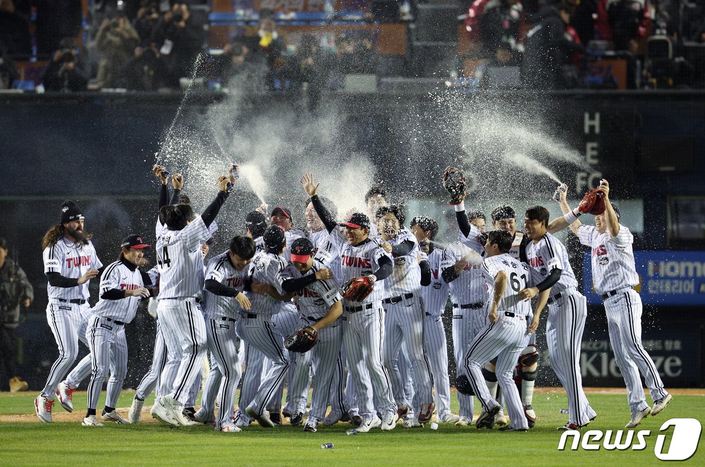 13일 오후 서울 송파구 올림픽로 잠실야구장에서 열린 프로야구 &#39;2023 신한은행 SOL KBO 포스트시즌&#39; 한국시리즈 5차전 LG 트윈스와 kt 위즈의 경기에서 6대2로 승리하며 우승을 차지한 LG 선수들이 자축하고 있다. 2023.11.13/뉴스1 ⓒ News1 박정호 기자