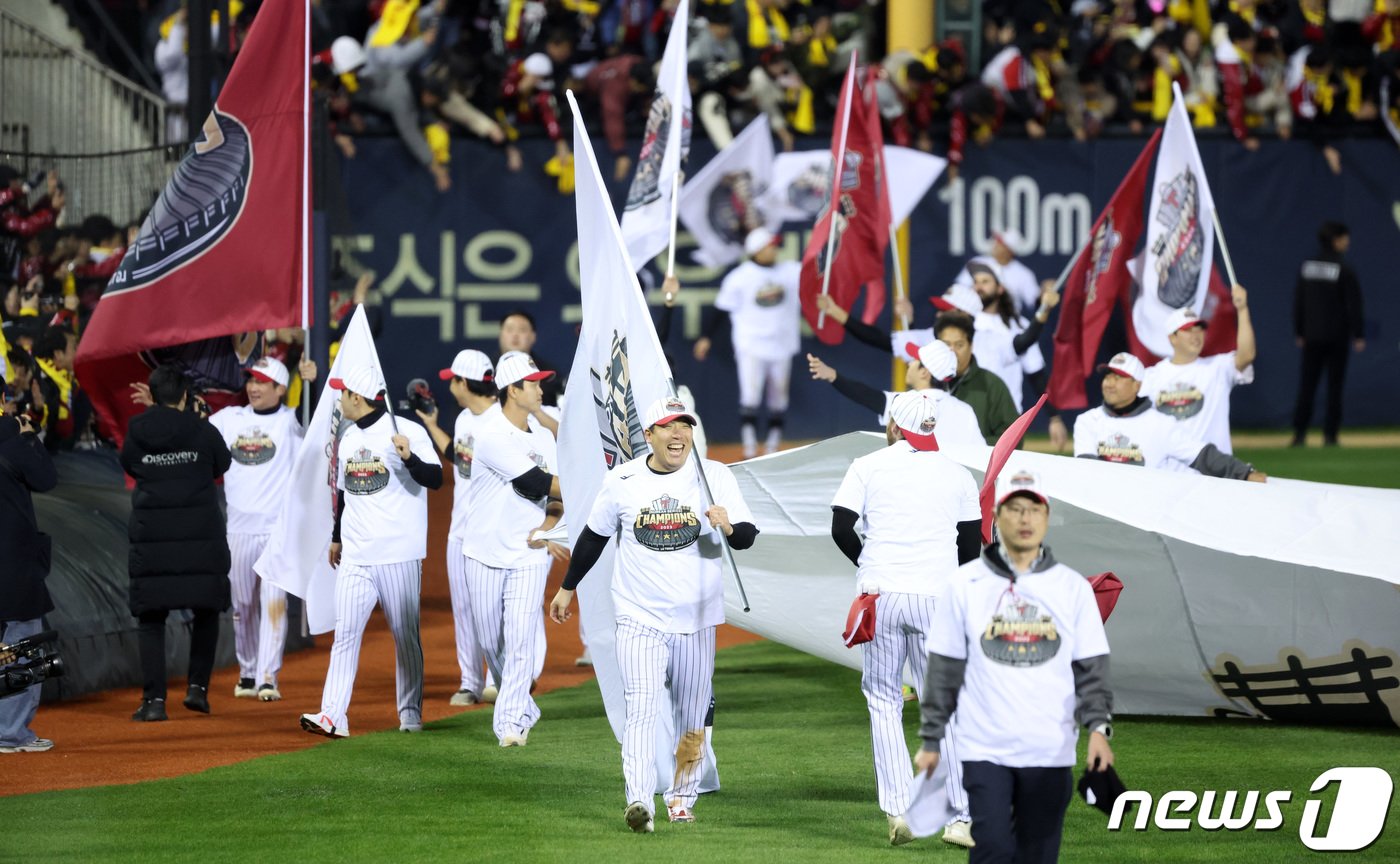 13일 오후 서울 송파구 잠실야구장에서 열린 프로야구 &#39;2023 신한은행 SOL KBO 포스트시즌&#39; 한국시리즈 5차전 LG 트윈스와 kt 위즈의 경기에서 LG 트윈스가 6대2로 승리하며 우승을 차지했다. LG 김현수가 우승 세리머니를 하고 있다. 2023.11.13/뉴스1 ⓒ News1 김성진 기자