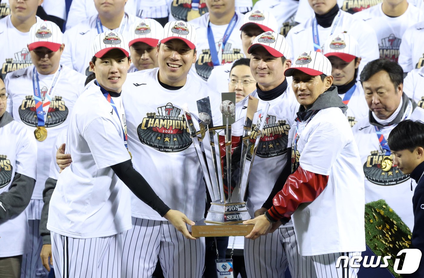 본문 이미지 - 13일 오후 서울 송파구 잠실야구장에서 열린 프로야구 '2023 신한은행 SOL KBO 포스트시즌' 한국시리즈 5차전 LG 트윈스와 kt 위즈의 경기에서 LG 트윈스가 6대2로 승리하며 우승을 차지했다. LG 임찬규(왼쪽부터), 김현수, 오지환, 염경엽 감독이 우승 트로피를 들고 기념촬영을 하고 있다. 2023.11.13/뉴스1 ⓒ News1 김성진 기자
