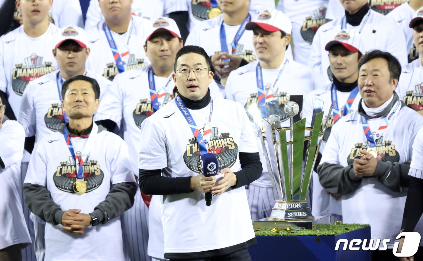 본문 이미지 - 13일 오후 서울 송파구 잠실야구장에서 열린 프로야구 '2023 신한은행 SOL KBO 포스트시즌' 한국시리즈 5차전 LG 트윈스와 kt 위즈의 경기에서 LG 트윈스가 6대2로 승리하며 우승을 차지했다. 구광모 LG그룹 회장이 팬들에게 감사 인사를 전하고 있다. 2023.11.13/뉴스1 ⓒ News1 김성진 기자