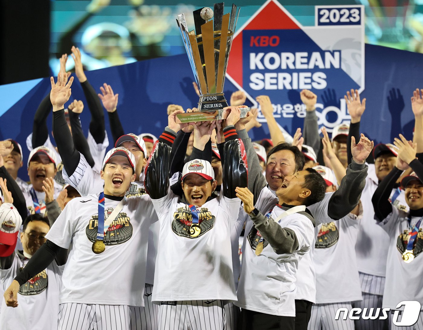 13일 오후 서울 송파구 잠실야구장에서 열린 프로야구 &#39;2023 신한은행 SOL KBO 포스트시즌&#39; 한국시리즈 5차전 LG 트윈스와 kt 위즈의 경기에서 LG 트윈스가 6대2로 승리하며 우승을 차지했다. LG 염경엽 감독, 김인석 스포츠단 대표, 차명석 단장, 임찬규 등 선수들이 우승 트로피를 들고 기념촬영을 하고 있다. 2023.11.13/뉴스1 ⓒ News1 김진환 기자