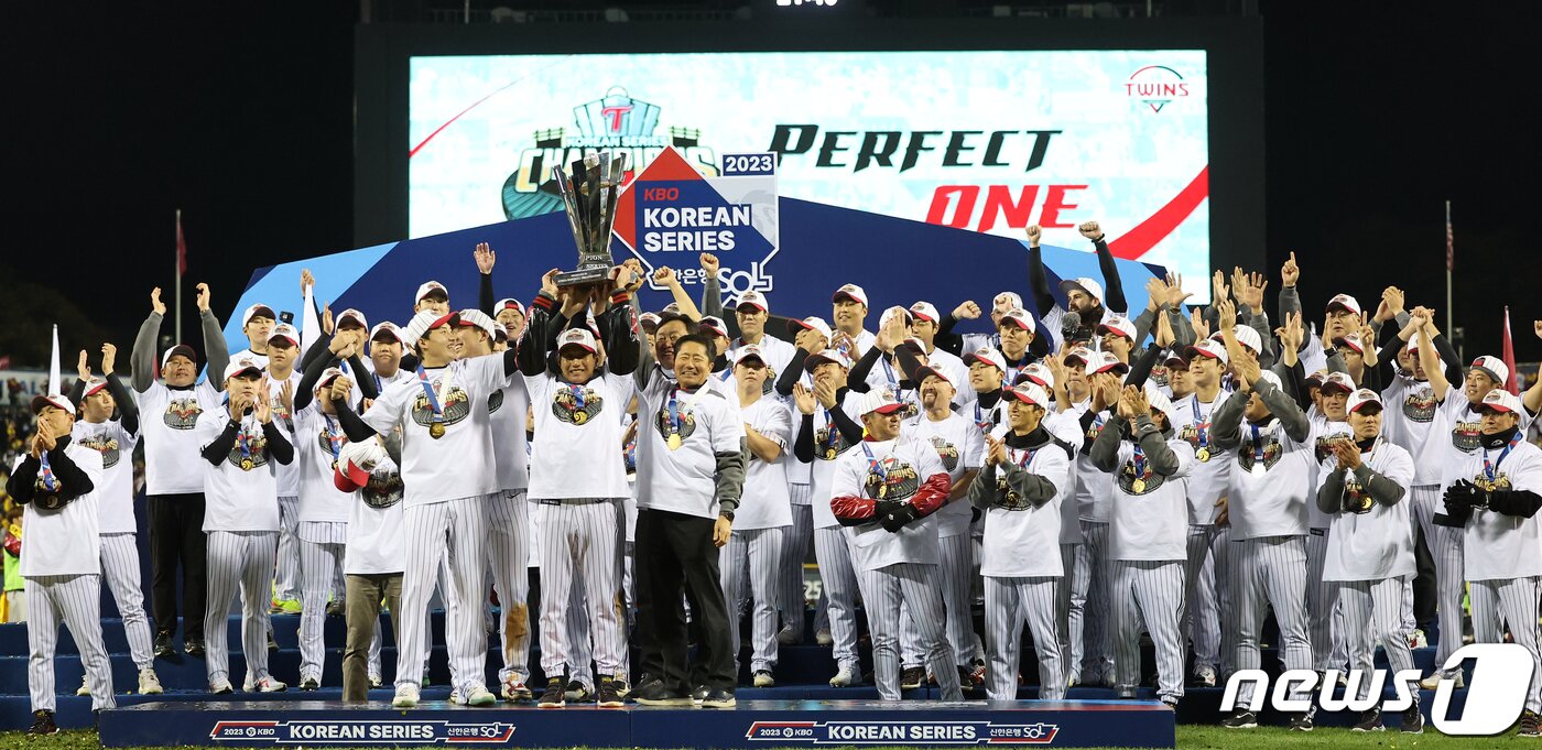 본문 이미지 - 13일 오후 서울 송파구 잠실야구장에서 열린 프로야구 '2023 신한은행 SOL KBO 포스트시즌' 한국시리즈 5차전 LG 트윈스와 kt 위즈의 경기에서 LG 트윈스가 6대2로 승리하며 우승을 차지했다. LG 염경엽 감독, 김인석 스포츠단 대표, 차명석 단장, 임찬규 등 선수들이 우승 트로피를 들고 기념촬영을 하고 있다. 2023.11.13/뉴스1 ⓒ News1 김진환 기자