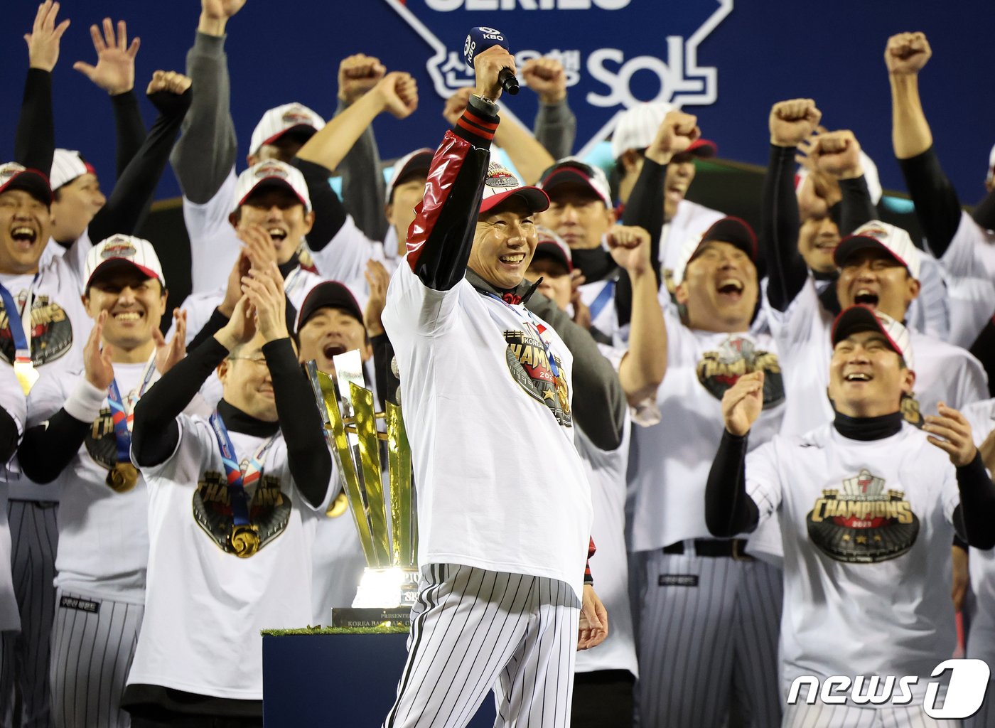 13일 오후 서울 송파구 잠실야구장에서 열린 프로야구 &#39;2023 신한은행 SOL KBO 포스트시즌&#39; 한국시리즈 5차전 LG 트윈스와 kt 위즈의 경기에서 LG 트윈스가 6대2로 승리하며 우승을 차지했다. LG 염경엽 감독이 시상식에서 최고 감독상을 수상한 뒤 소감을 말하고 있다. 2023.11.13/뉴스1 ⓒ News1 김진환 기자