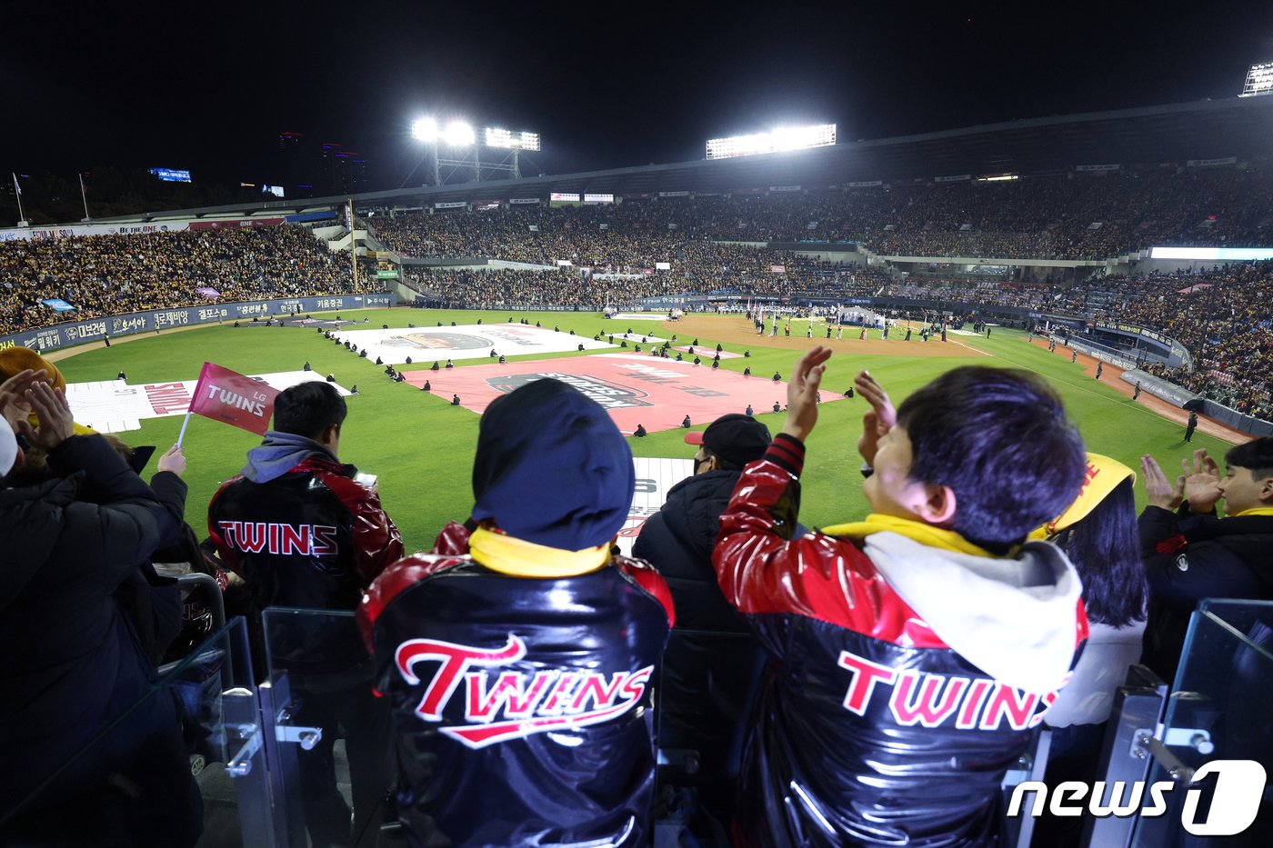 13일 오후 서울 송파구 올림픽로 잠실야구장에서 열린 프로야구 &#39;2023 신한은행 SOL KBO 포스트시즌&#39; 한국시리즈 5차전 LG 트윈스와 kt 위즈의 경기에서 6대2로 승리하며 우승을 차지한 LG 선수들이 팬들의 환호 속 시상식을 갖고 있다. 2023.11.13/뉴스1 ⓒ News1 박정호 기자