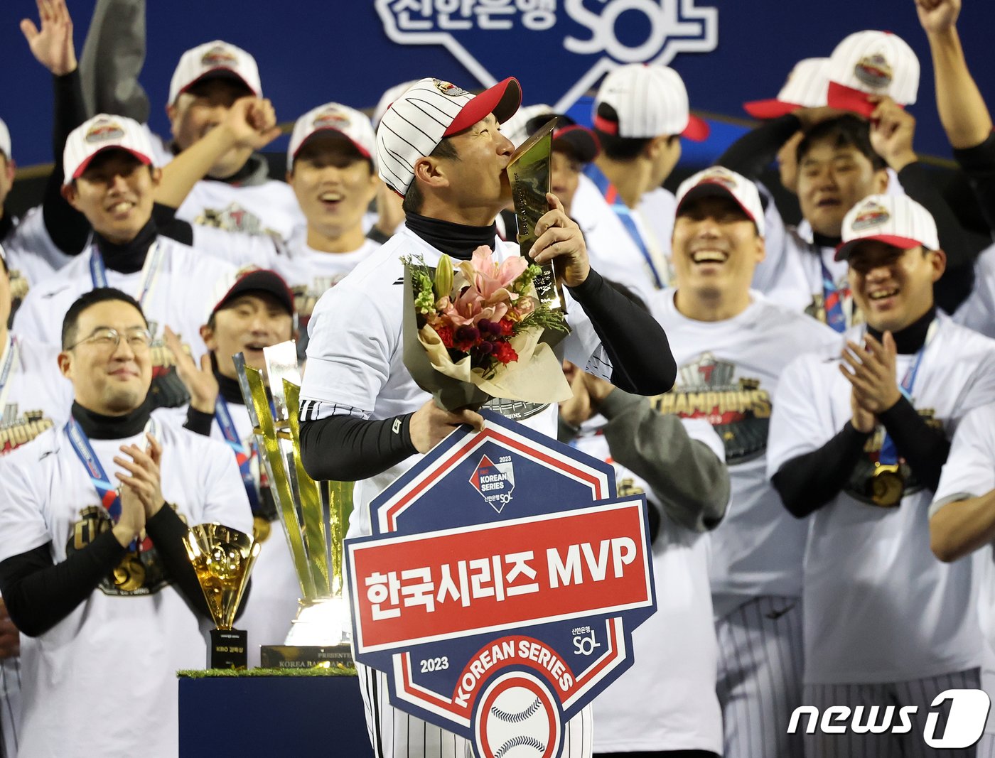 13일 오후 서울 송파구 잠실야구장에서 열린 프로야구 &#39;2023 신한은행 SOL KBO 포스트시즌&#39; 한국시리즈 5차전 LG 트윈스와 kt 위즈의 경기에서 LG 트윈스가 6대2로 승리하며 우승을 차지했다. LG 주장 오지환이 시상식에서 한국시리즈 MVP에 선정된 뒤 기념 촬영을 하고 있다. 2023.11.13/뉴스1 ⓒ News1 김진환 기자