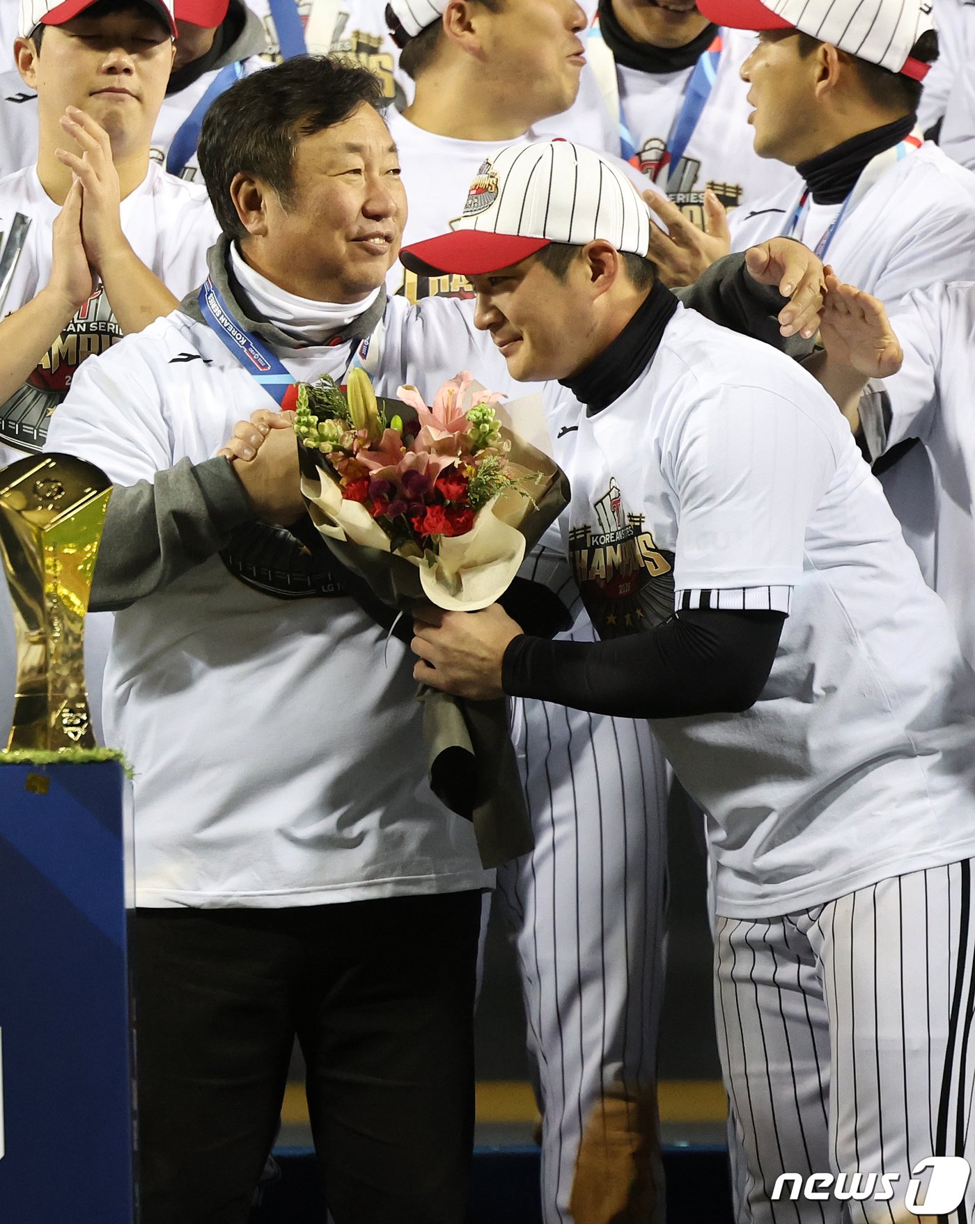 13일 오후 서울 송파구 잠실야구장에서 열린 프로야구 &#39;2023 신한은행 SOL KBO 포스트시즌&#39; 한국시리즈 5차전 LG 트윈스와 kt 위즈의 경기에서 LG 트윈스가 6대2로 승리하며 우승을 차지했다. LG 주장 오지환이 시상식에서 한국시리즈 MVP에 선정된 뒤 차명석 단장의 축하를 받고 있다. 2023.11.13/뉴스1 ⓒ News1 김진환 기자