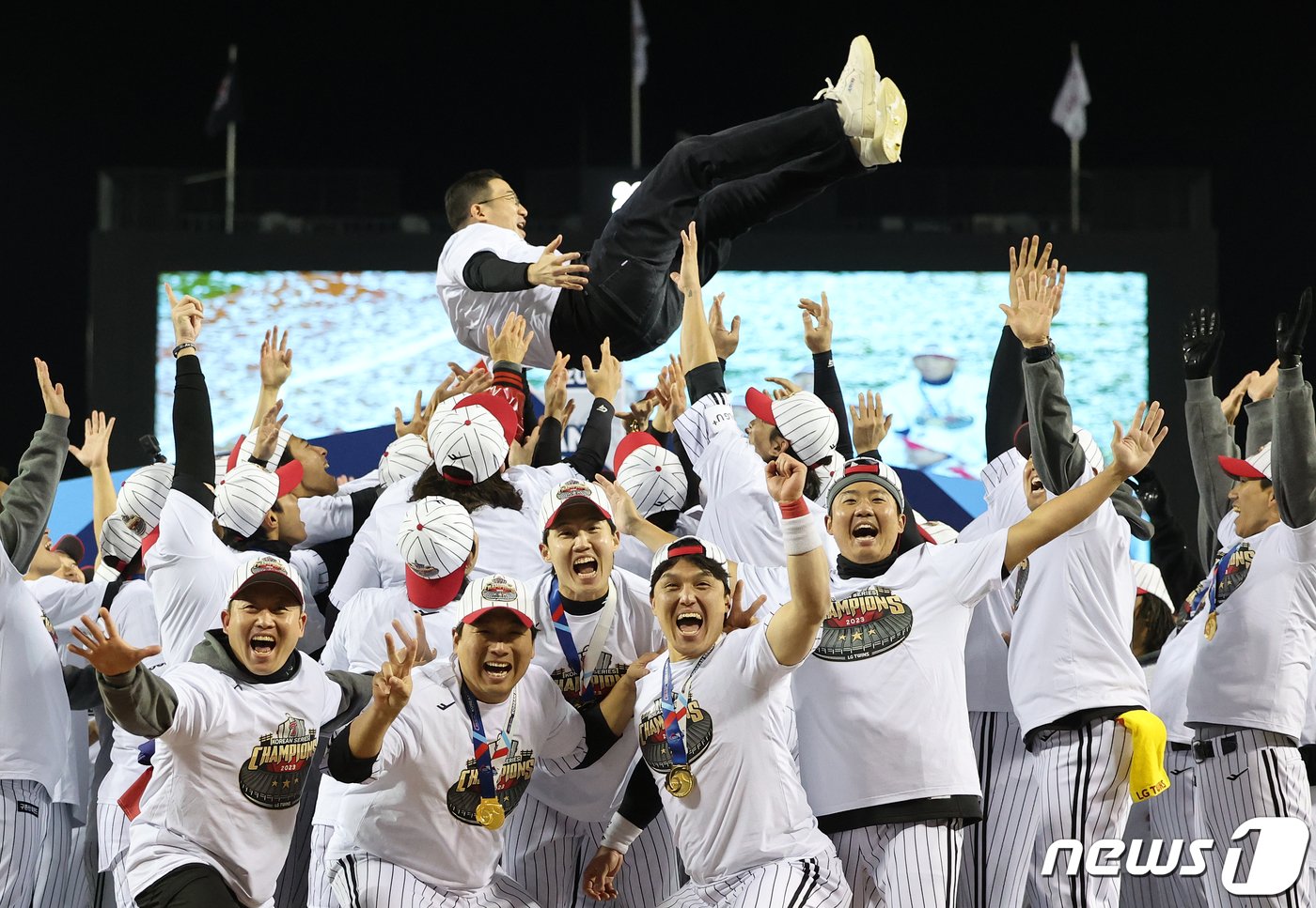 13일 오후 서울 송파구 잠실야구장에서 열린 프로야구 &#39;2023 신한은행 SOL KBO 포스트시즌&#39; 한국시리즈 5차전 LG 트윈스와 kt 위즈의 경기에서 LG 트윈스가 6대2로 승리하며 우승을 차지했다. 구광모 LG 회장이 선수들에게 헹가래를 받고 있다. 2023.11.13/뉴스1 ⓒ News1 김진환 기자