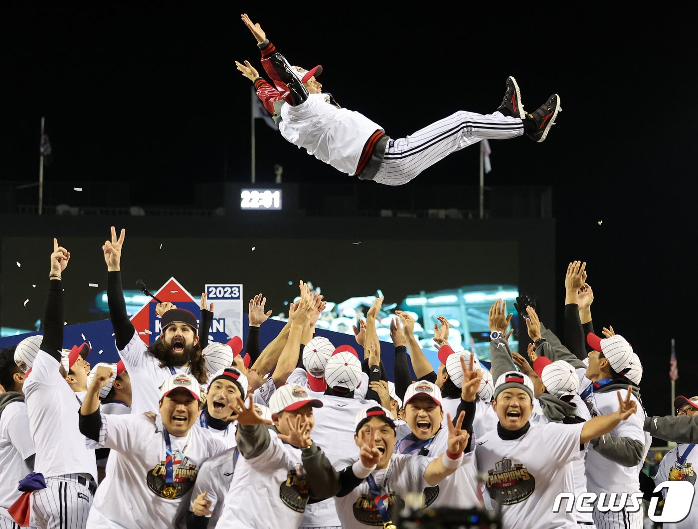 13일 오후 서울 송파구 잠실야구장에서 열린 프로야구 &#39;2023 신한은행 SOL KBO 포스트시즌&#39; 한국시리즈 5차전 LG 트윈스와 kt 위즈의 경기에서 LG 트윈스가 6대2로 승리하며 우승을 차지했다. 염경엽 LG 감독이 선수들에게 헹가래를 받고 있다. 2023.11.13/뉴스1 ⓒ News1 김진환 기자