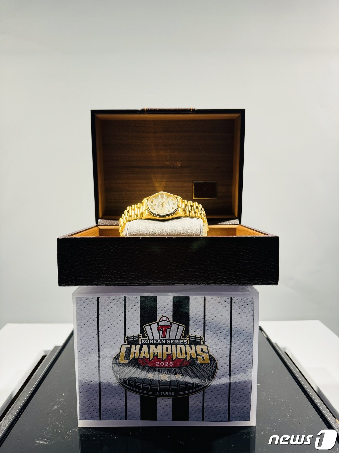 본문 이미지 - 한국시리즈 MVP 오지환이 부상으로 받을 롤렉스 시계. ⓒ News1 서장원 기자