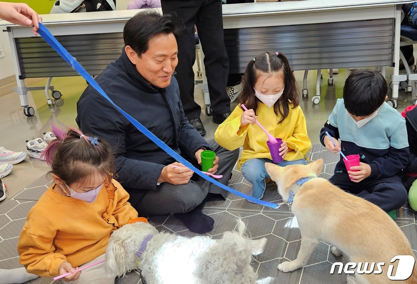 본문 이미지 - 오세훈 서울시장은 13일 서울동물복지지원센터 동대문에서 아이들에게 알려주는 펫티켓 교육을 참관했다. ⓒ 뉴스1 최서윤 기자
