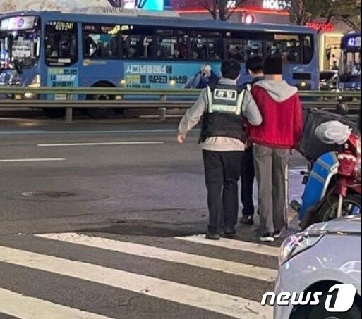 본문 이미지 -  지난 9일 강남역 올리브영에서 몰카를 찍다가 육군 25사단 김 일병의 신고로 경찰에 체포된 몰카범(붉은 상의). (SNS 갈무리) ⓒ 뉴스1