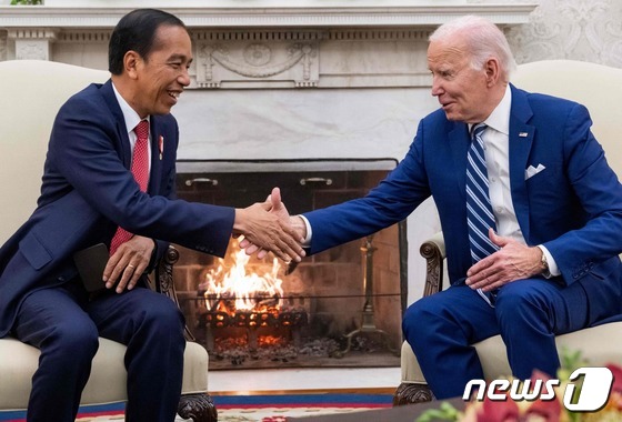 [사진] 회담 중 악수하는 바이든과 인도네시아 대통령