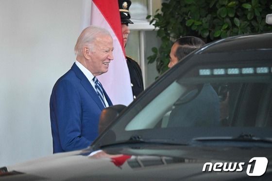 [사진] 백악관 도착한 인도네시아 대통령 마중 나간 바이든