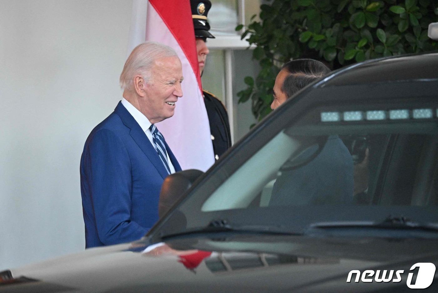 (워싱턴 AFP=뉴스1) 우동명 기자 = 조 바이든 미국 대통령이 13일 (현지시간) 워싱턴 백악관을 방문한 조코 위도도 인도네시아 대통령을 마중 나가 반기고 있다. 2023.11 …
