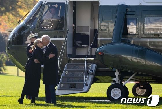 [사진] 백악관 도착하며 질 바이든 여사와 키스하는 바이든