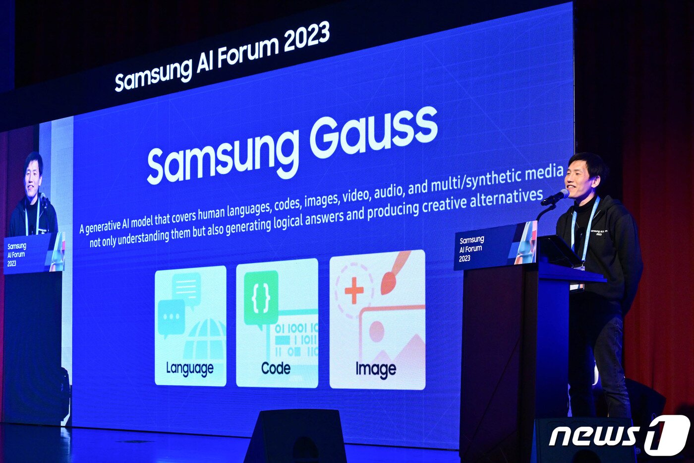 본문 이미지 - 지난 8일 수원컨벤션센터에서 열린 '삼성 AI 포럼'에서 삼성 가우스를 소개하는 모습. (삼성전자 제공)