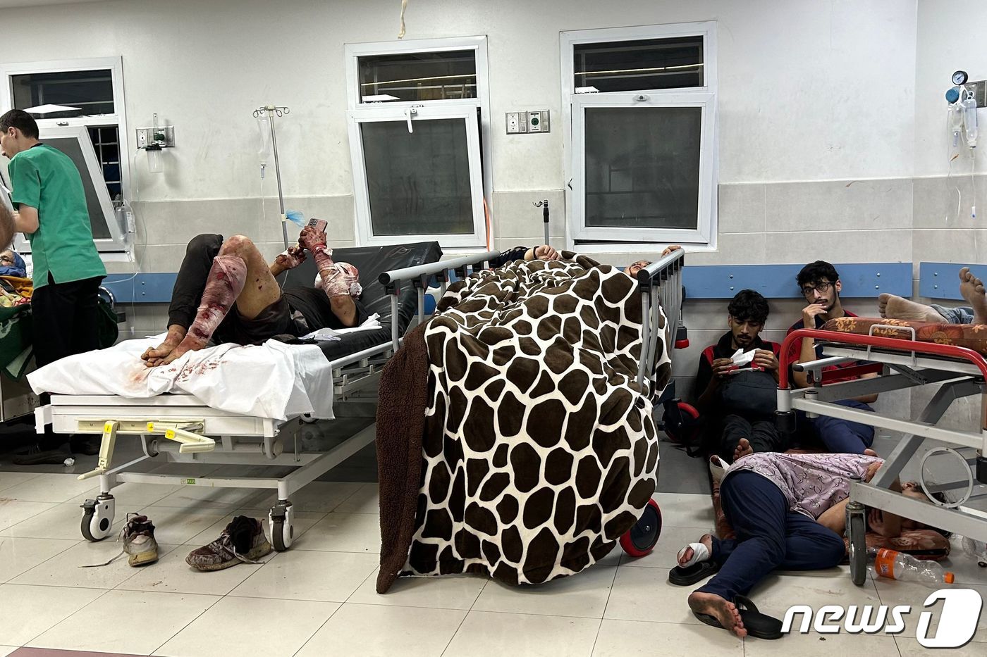 (가자 AFP=뉴스1) 정지윤 기자 = 이스라엘과 팔레스타인 무장정파 하마스 간의 전투가 계속되는 가운데 10일(현지시간) 가자지구의 알시파 병원에 폭격으로 부상을 입은 환자들이 …