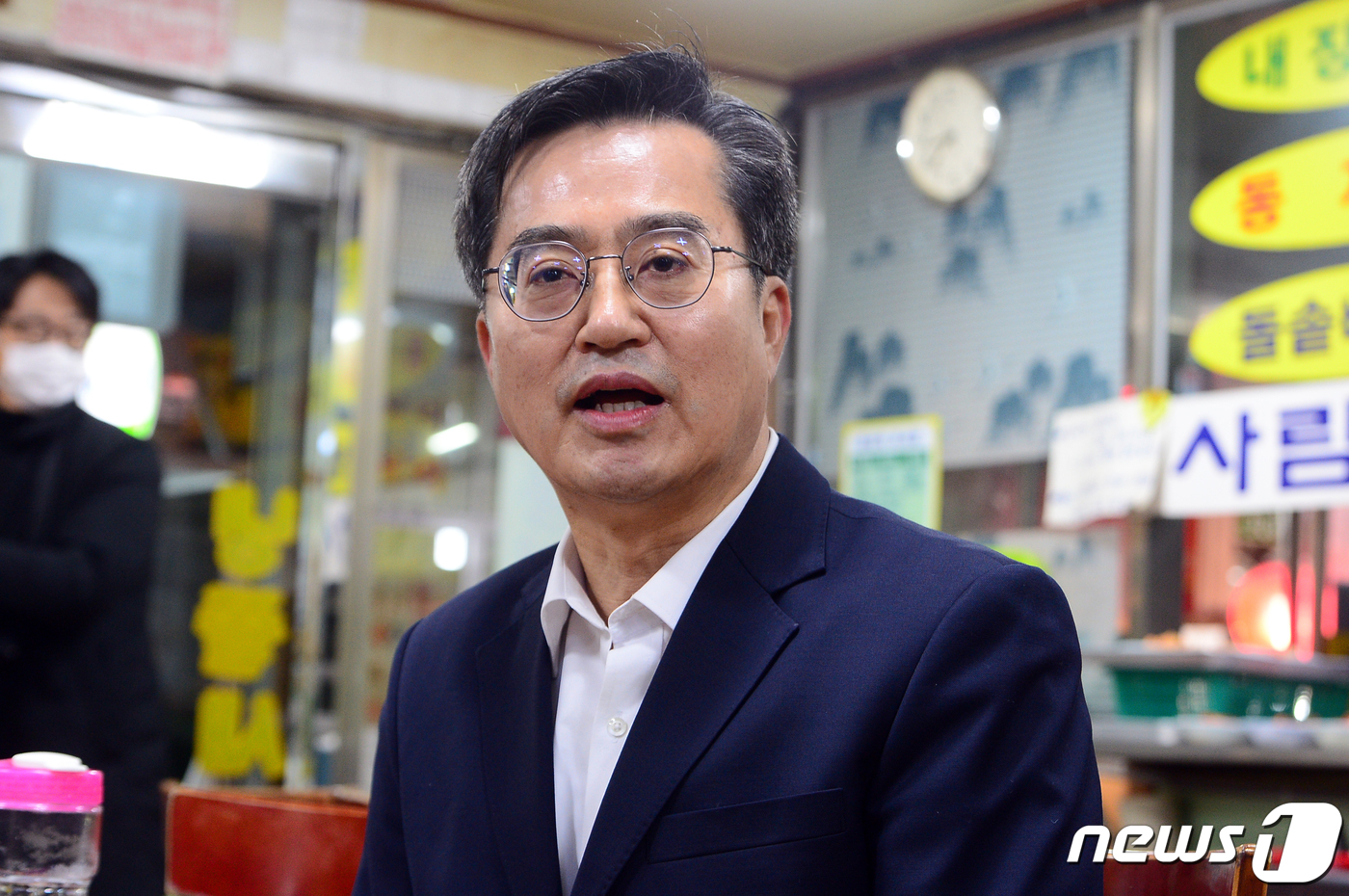 (광주=뉴스1) 이승현 기자 = 김동연 경기도지사가 14일 오전 과거 故노무현 대통령이 식사를 했던 광주 서구 양동시장 하나분식을 찾아 강기정 광주시장과 조찬회동을 하며 지방분권과 …