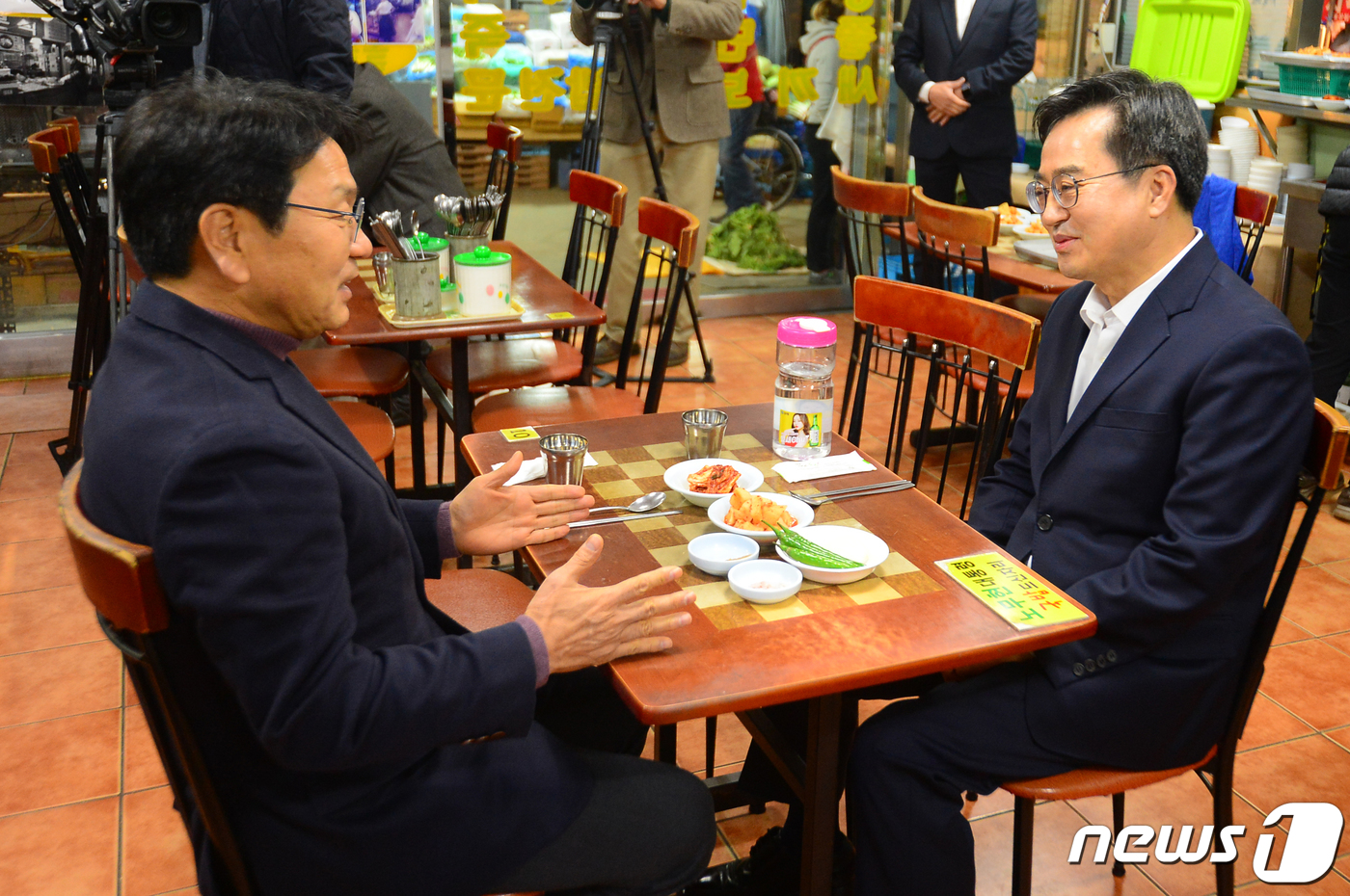 (광주=뉴스1) 이승현 기자 = 강기정 광주시장(왼쪽)과 김동연 경기도지사가 14일 오전 과거 故노무현 대통령이 식사를 했던 광주 서구 양동시장 하나분식을 찾아 조찬회동을 하며 이 …