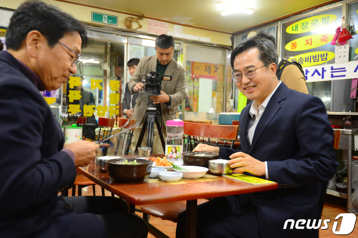 (광주=뉴스1) 이승현 기자 = 강기정 광주시장(왼쪽)과 김동연 경기도지사가 14일 오전 과거 故노무현 대통령이 식사를 했던 광주 서구 양동시장 하나분식을 찾아 조찬회동을 하며 이 …