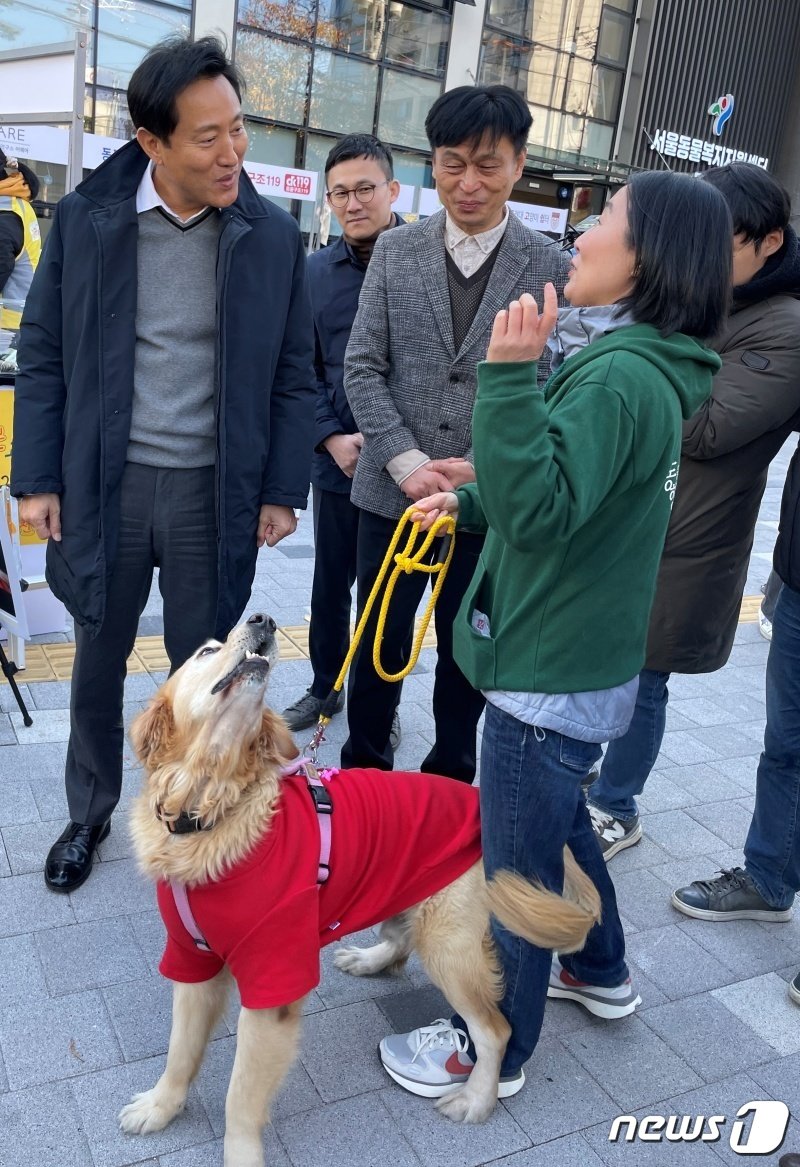 오세훈 서울시장이 13일 &#39;서울동물복지지원센터 동대문&#39;에서 최미금 동물과 함께 행복한 세상 대표와 동물 입양에 대해 이야기하고 있다.&#40;동행 제공&#41; ⓒ 뉴스1