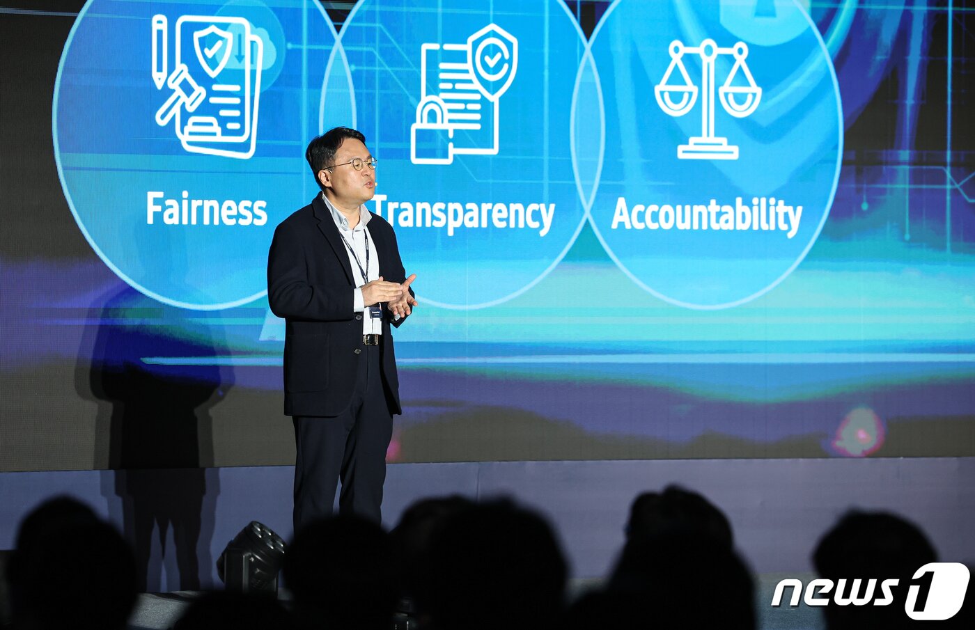 본문 이미지 - 14일 오전 서울 서초구 삼성전자 서초사옥에서 열린 '삼성 개발자 콘퍼런스 코리아 2023'에서 이주형 상무가 삼성전자의 AI 선행 연구 기술을 발표하고 있다. 2023.11.14/뉴스1 ⓒ News1 김도우 기자