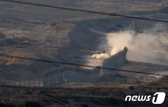 [사진] 가자 지구 국경 인근서 이동하는 이스라엘 군 탱크