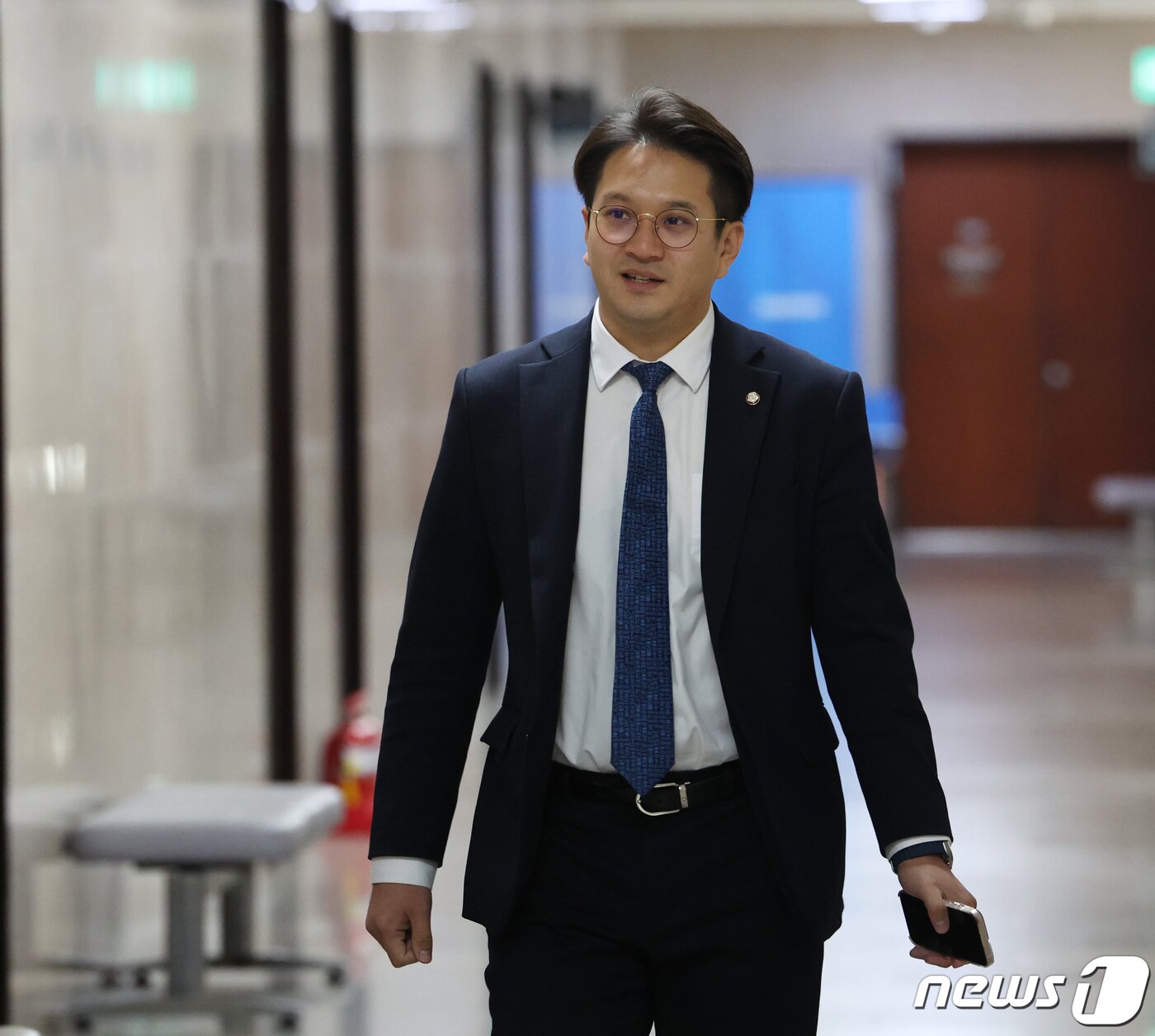 본문 이미지 - 전용기 더불어민주당 의원이 14일 오전 서울 여의도 국회에서 열린 총선기획단 제2차 비공개 회의에 참석하고 있다. 2023.11.14/뉴스1 ⓒ News1 송원영 기자