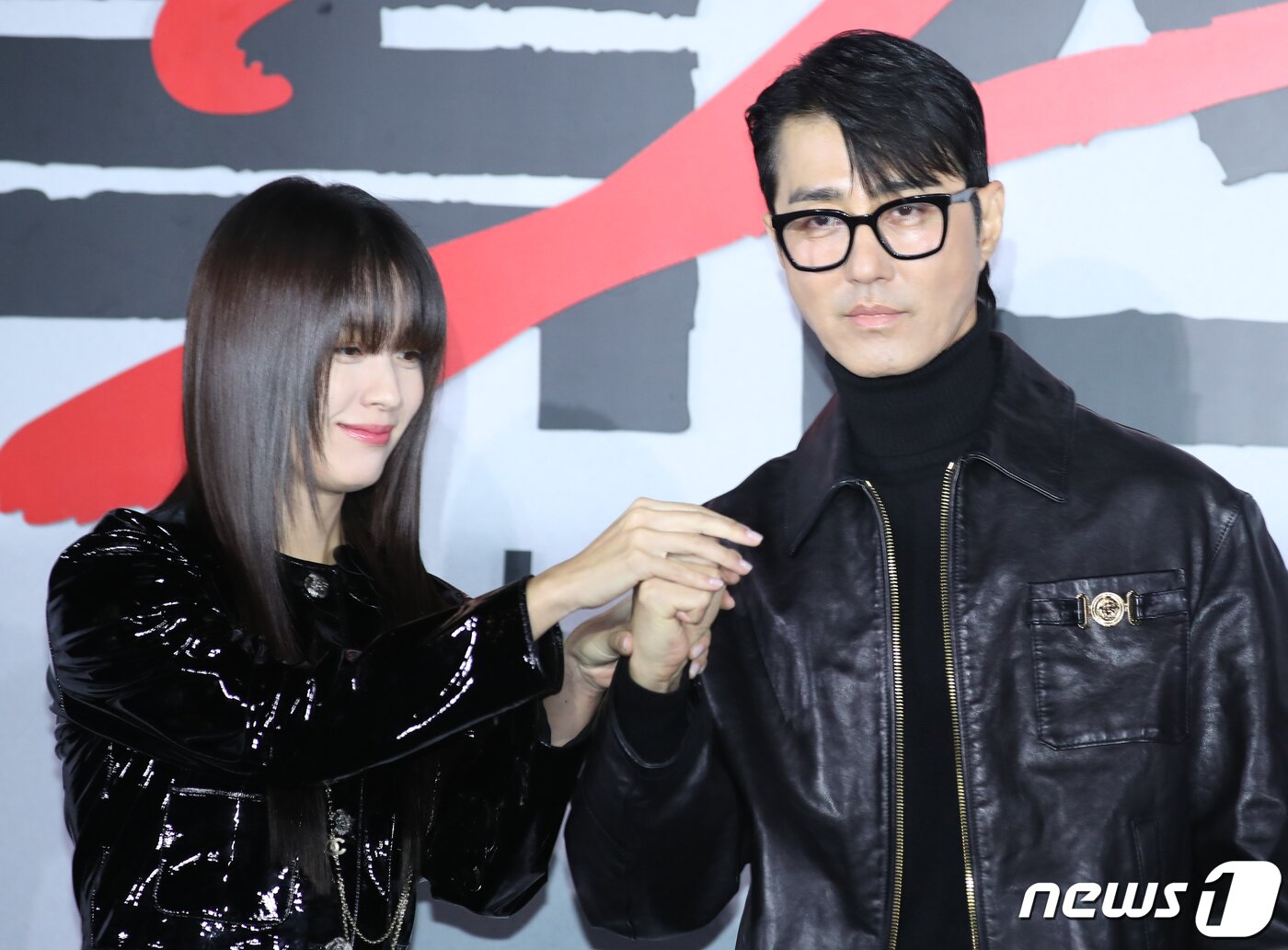 본문 이미지 - 배우 한효주(왼쪽)가 14일 서울 용산구 CGV 용산아이파크몰에서 열린 넷플릭스 영화 '독전2‘(감독 백종열) 제작보고회에서 차승원에게 주먹 쥐는 법을 알려주고 있다. ⓒ News1 권현진 기자