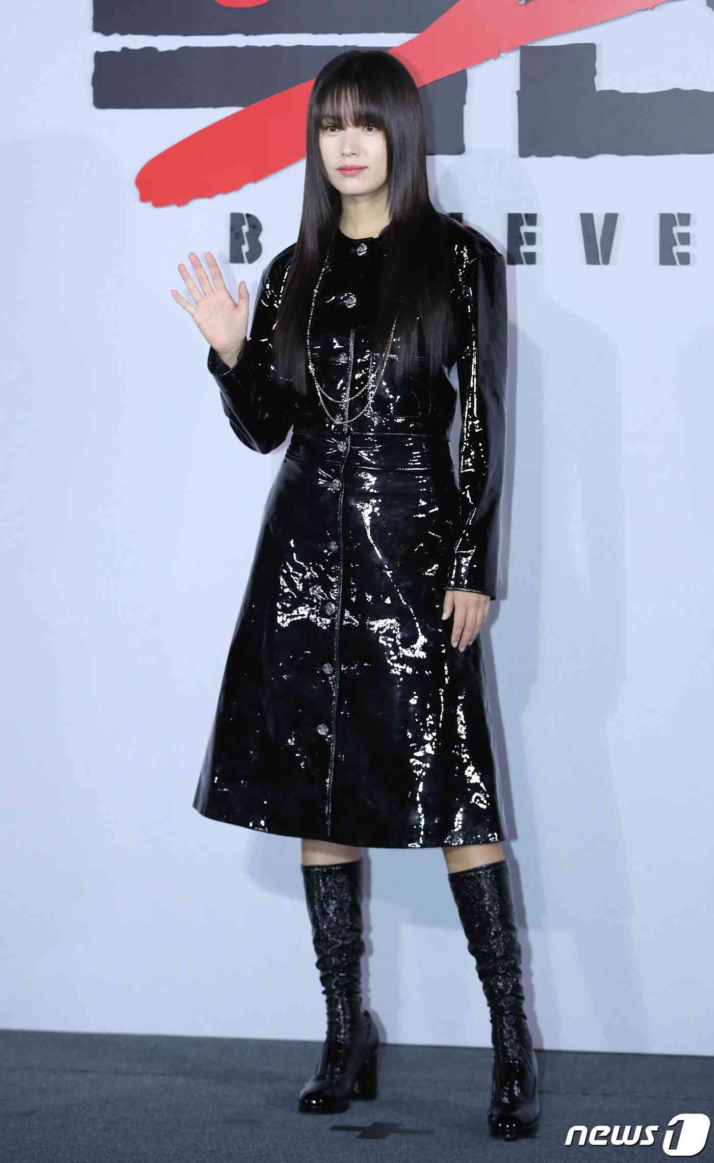 배우 한효주가 14일 서울 용산구 CGV 용산아이파크몰에서 열린 넷플릭스 영화 '독전2‘(감독 백종열) 제작보고회에서 손을 흔들고 있다. © News1 권현진 기자