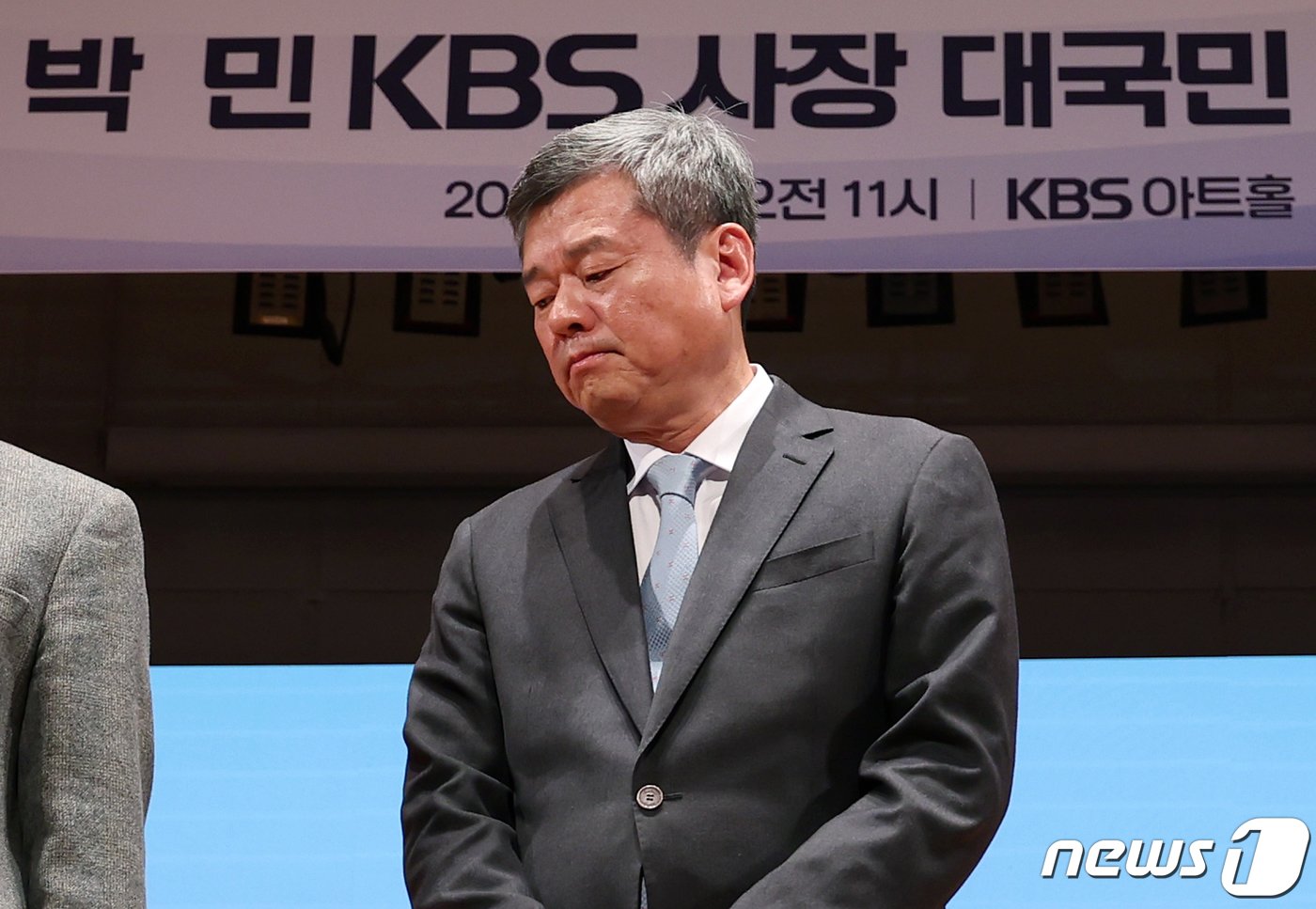 본문 이미지 - 박민 KBS 신임 사장이 14일 오전 서울 영등포구 여의도 KBS아트홀에서 열린 대국민 기자회견에서 굳은표정을 짓고 있다. 2023.11.14/뉴스1 ⓒ News1 김진환 기자