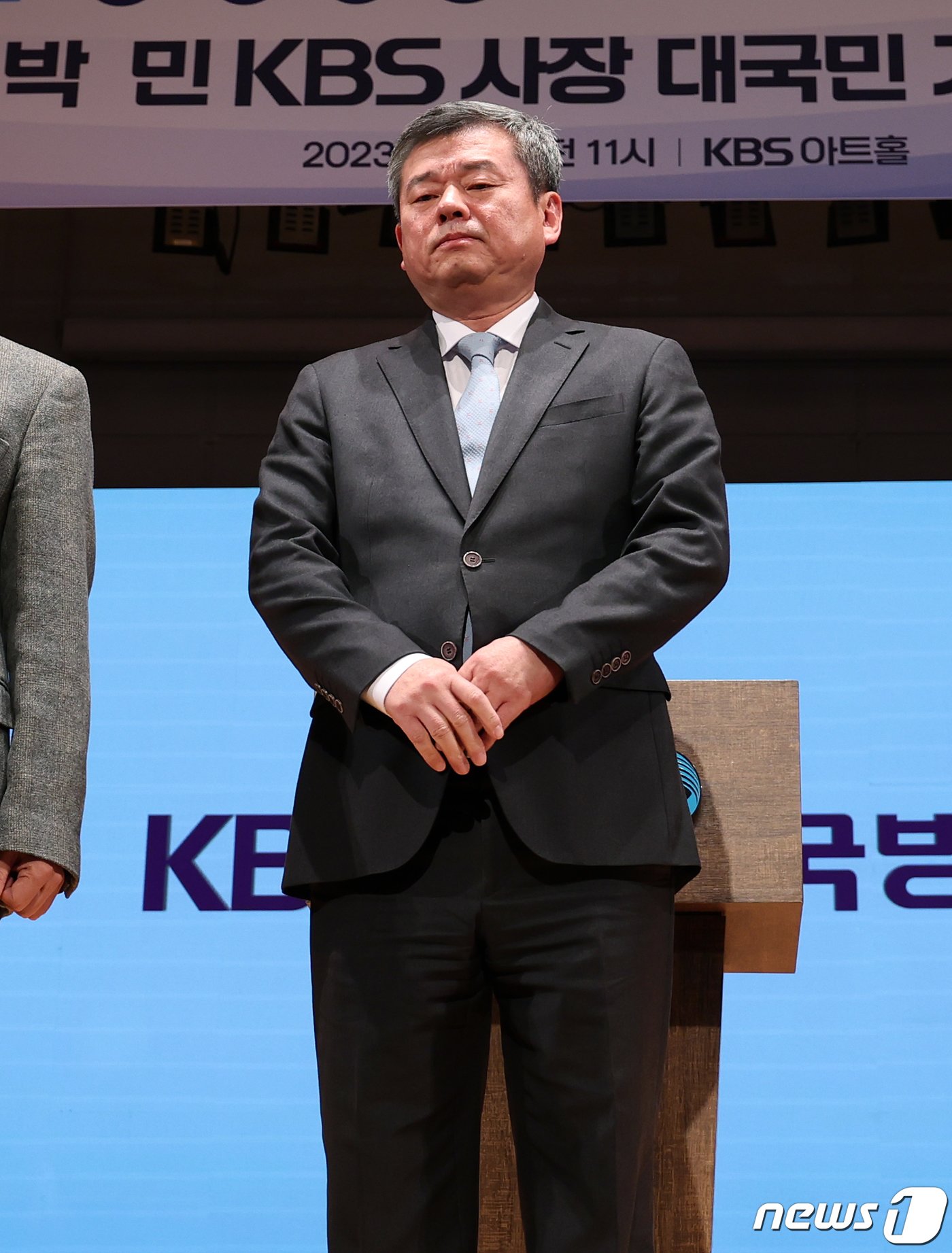 본문 이미지 - 박민 KBS 신임 사장이 14일 오전 서울 영등포구 여의도 KBS아트홀에서 열린 대국민 기자회견에서 굳은표정을 짓고 있다. 2023.11.14/뉴스1 ⓒ News1 김진환 기자