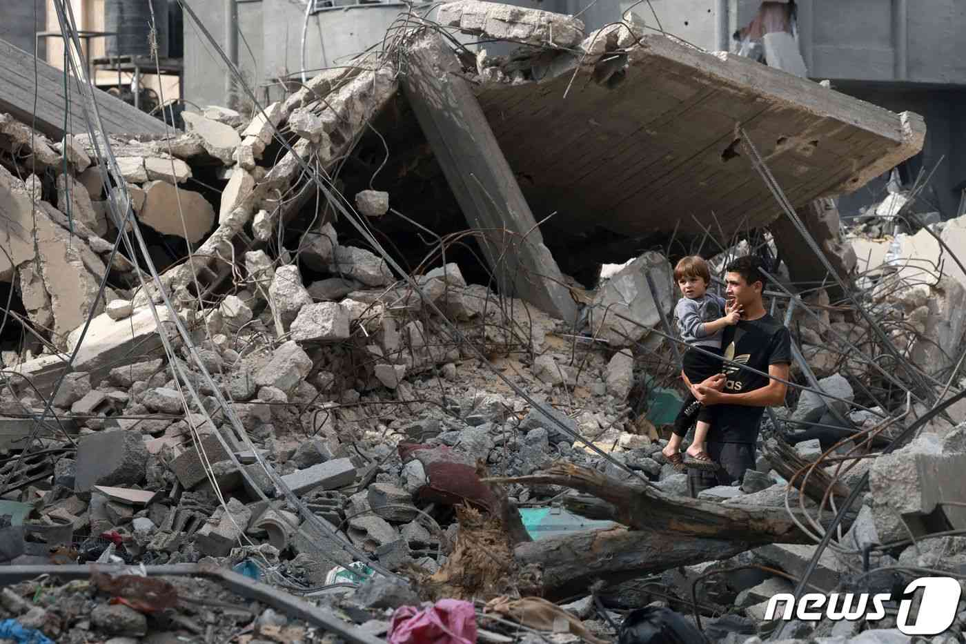 13일 (현지시간) 팔레스타인 무장 정파 하마스와 전쟁 중인 이스라엘 군의 포격을 받은 가자 지구 라파에서 허물어진 건물이 보인다. 2023.11.14 © AFP=뉴스1 © News1 우동명 기자