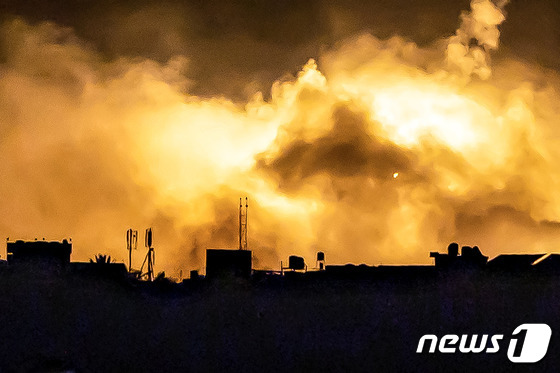 [사진] 이스라엘 군 포격 받아 불 바다로 변한 가자 지구