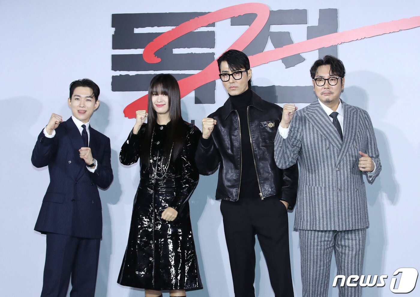 본문 이미지 - 배우 오승훈(왼쪽부터)과 한효주, 차승원, 조진웅이 14일 서울 용산구 CGV 용산아이파크몰에서 열린 넷플릭스 영화 '독전2‘(감독 백종열) 제작보고회에서 포즈를 취하고 있다. ⓒ News1 권현진 기자