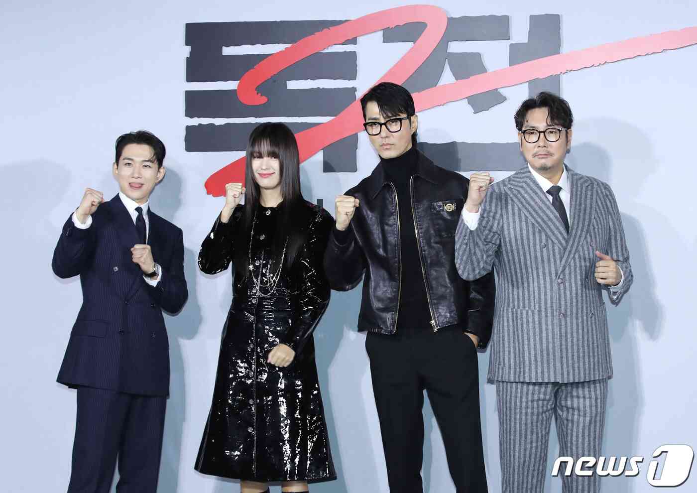 배우 오승훈(왼쪽부터)과 한효주, 차승원, 조진웅이 14일 서울 용산구 CGV 용산아이파크몰에서 열린 넷플릭스 영화 '독전2‘(감독 백종열) 제작보고회에서 포즈를 취하고 있다. © News1 권현진 기자