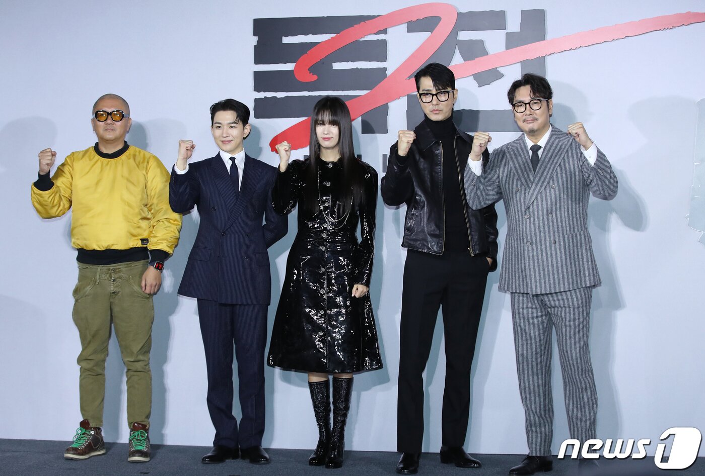 본문 이미지 - 백종열 감독(왼쪽부터)과 배우 오승훈, 한효주, 차승원, 조진웅이 14일 서울 용산구 CGV 용산아이파크몰에서 열린 넷플릭스 영화 '독전2‘(감독 백종열) 제작보고회에서 영화 흥행 대박을 기원하고 있다. ⓒ News1 권현진 기자