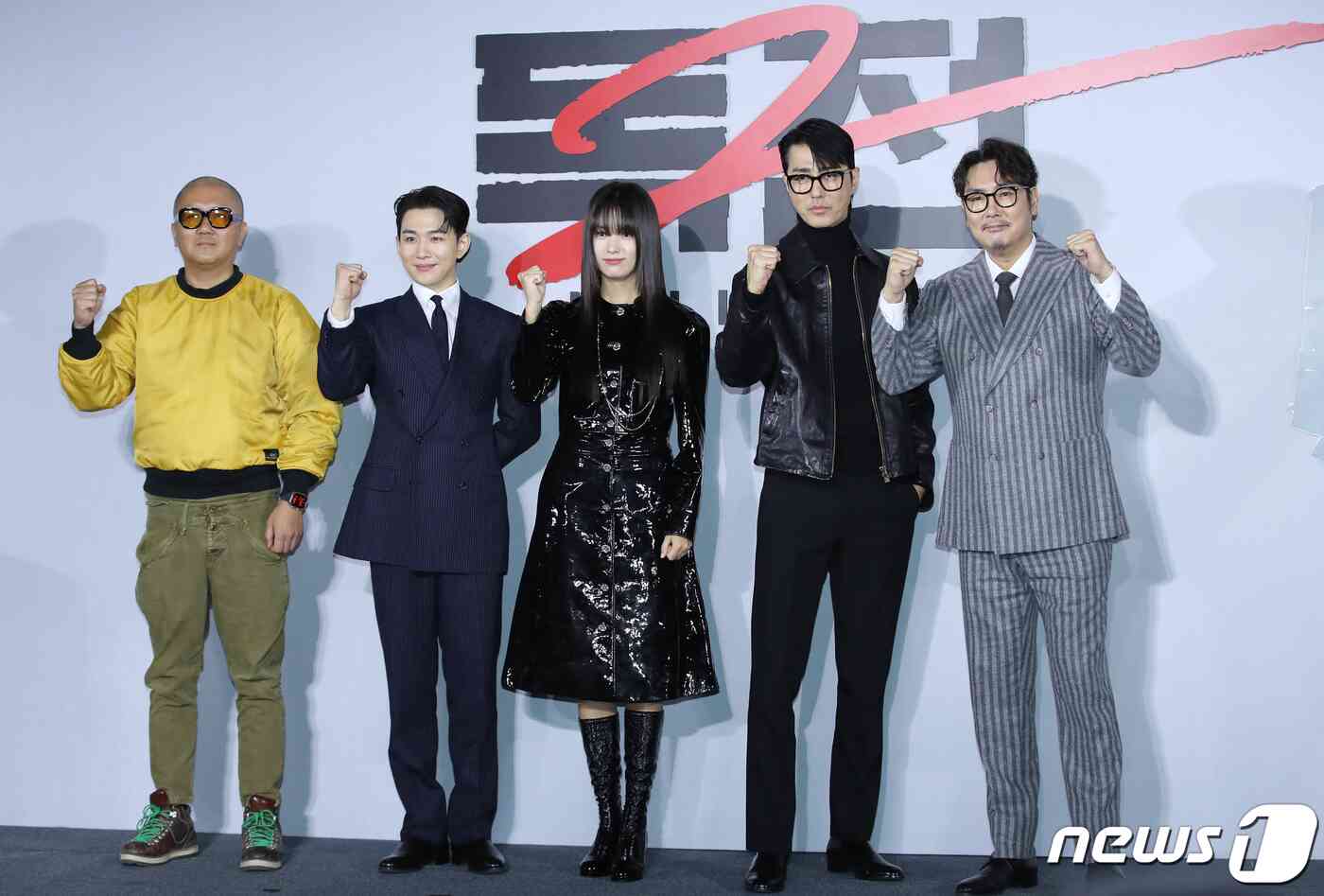 백종열 감독(왼쪽부터)과 배우 오승훈, 한효주, 차승원, 조진웅이 14일 서울 용산구 CGV 용산아이파크몰에서 열린 넷플릭스 영화 '독전2‘(감독 백종열) 제작보고회에서 영화 흥행 대박을 기원하고 있다. © News1 권현진 기자