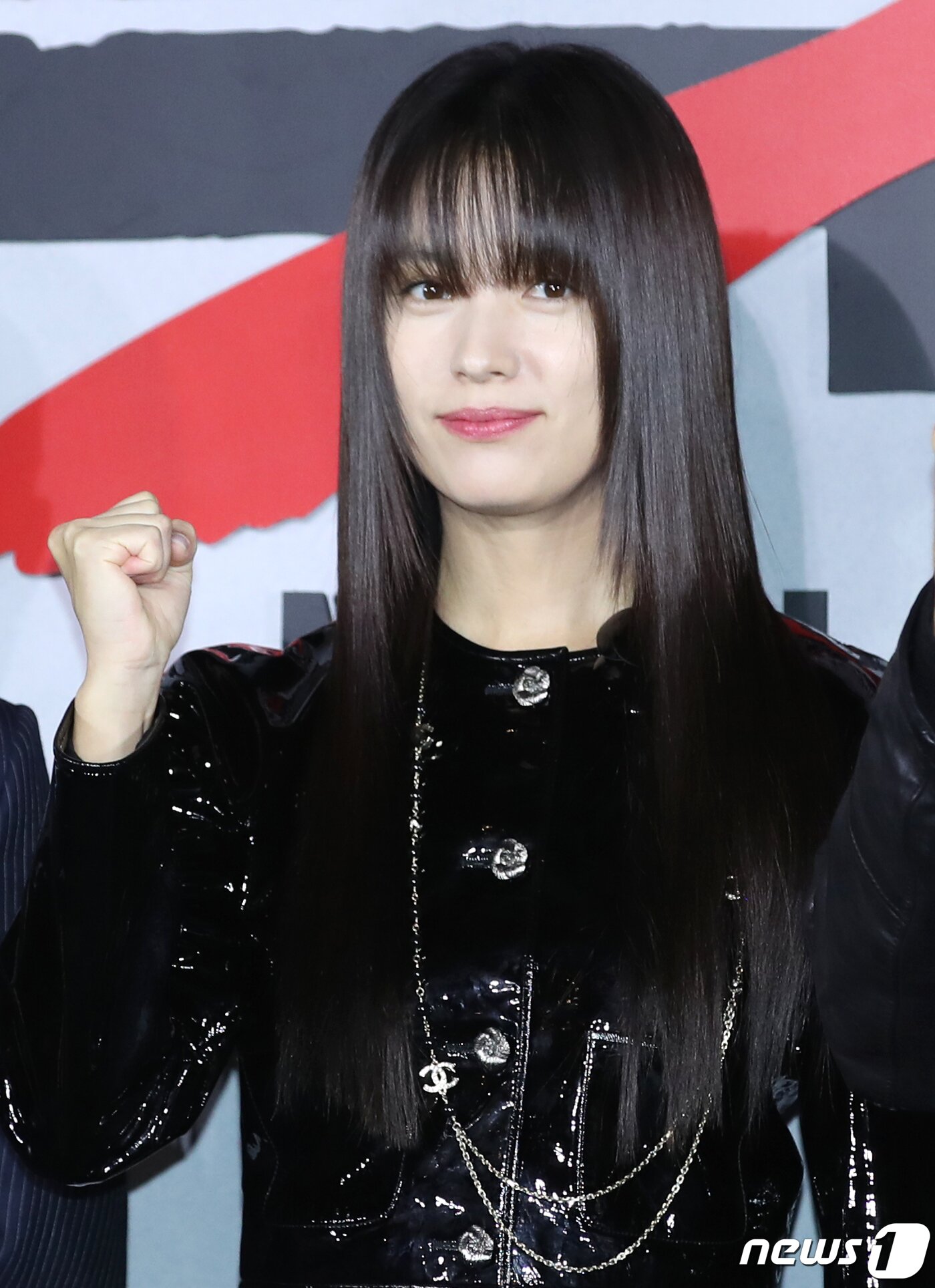 본문 이미지 - 배우 한효주가 14일 서울 용산구 CGV 용산아이파크몰에서 열린 넷플릭스 영화 '독전2‘(감독 백종열) 제작보고회에서 파이팅을 외치고 있다. ⓒ News1 권현진 기자