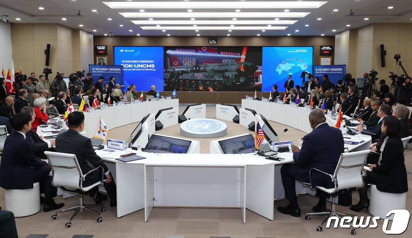 본문 이미지 - 지난해 11월14일 오전 서울 용산구 국방부 대회의실에서 열린 한·유엔사회원국 국방장관회의에서 북한 관련 영상이 나오고 있다. 2023.11.14/뉴스1 ⓒ News1 사진공동취재단