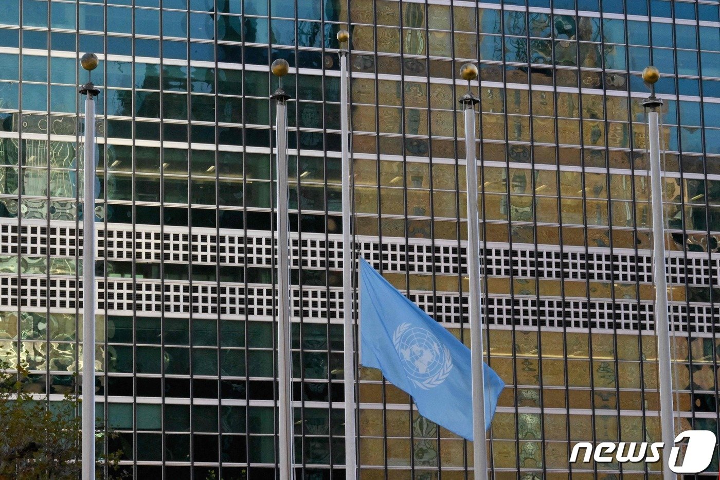 본문 이미지 - 뉴욕 유엔 본부에  게양된 조기. ⓒ AFP=뉴스1 ⓒ News1 박형기 기자