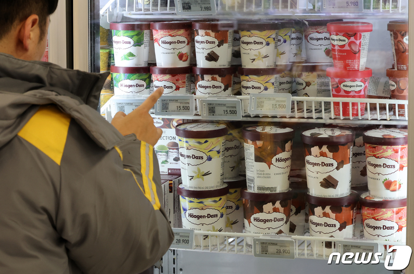 (서울=뉴스1) 이동해 기자 = 고물가 속에 최근 1년 새 먹거리 외 생활용품과 주요 가공식품 가격도 크게 오른 것으로 나타난 14일 서울시내 대형 마트에 아이스크림이 진열돼 있다 …