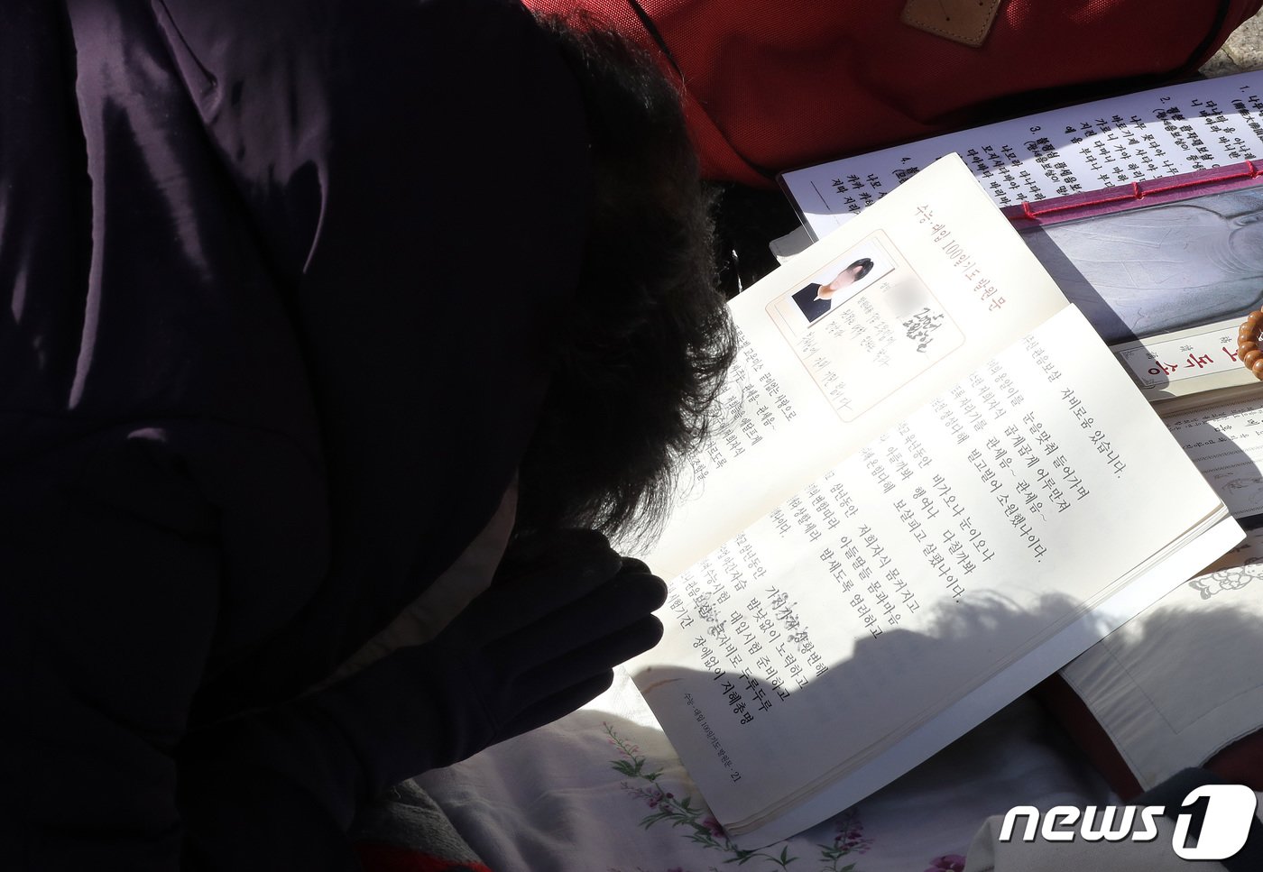 본문 이미지 - 2024학년도 대학수학능력시험을 2일 앞둔 14일 서울 강북구 도선사에서 수험생 손자를 둔 할머니가 학업성취 기도를 하고 있다. 2023.11.14/뉴스1 ⓒ News1 박세연 기자