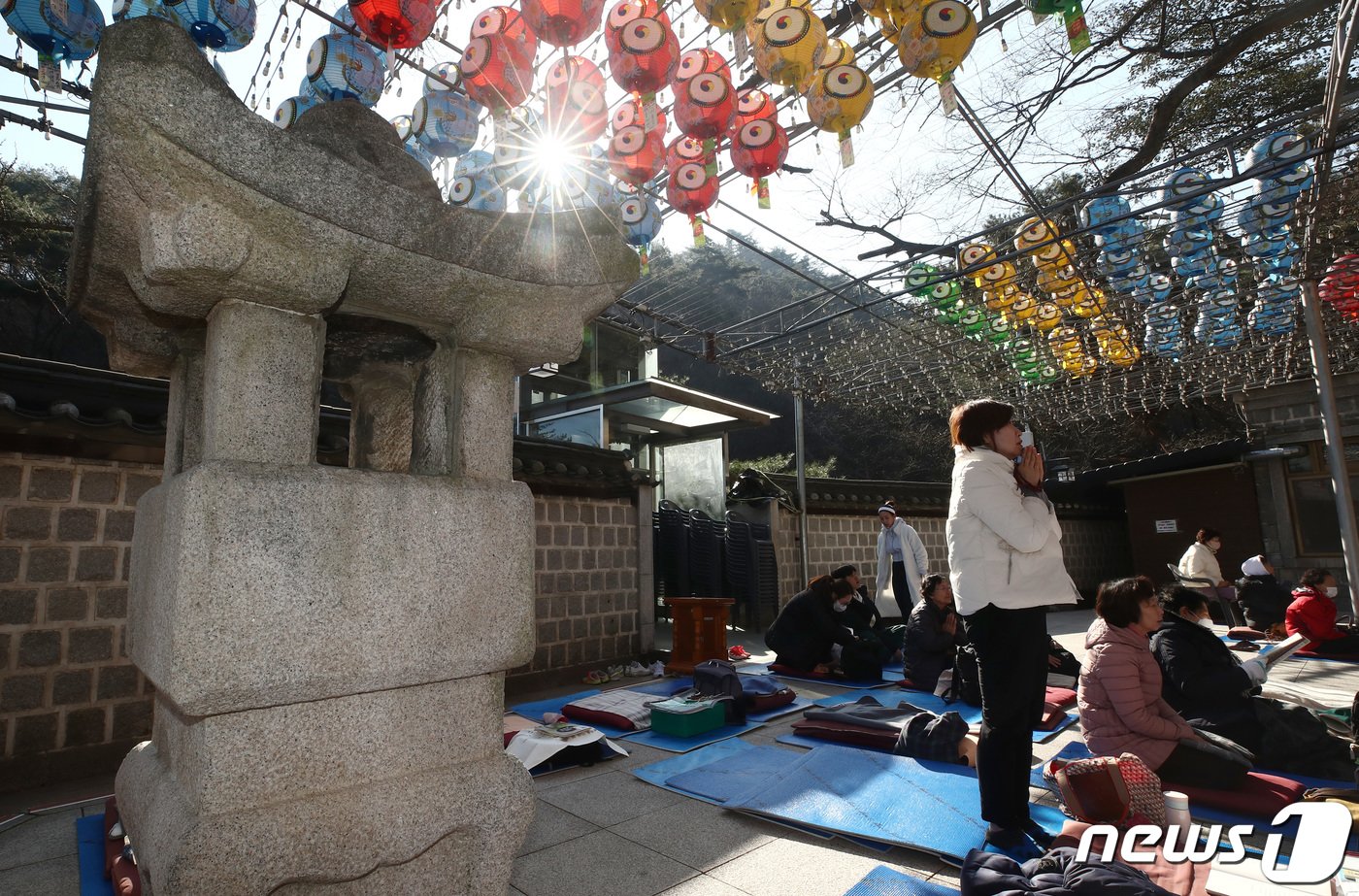 2024학년도 대학수학능력시험을 2일 앞둔 14일 서울 강북구 도선사에서 수험생 학부모가 학업성취 기도를 하고 있다. 2023.11.14/뉴스1 ⓒ News1 박세연 기자