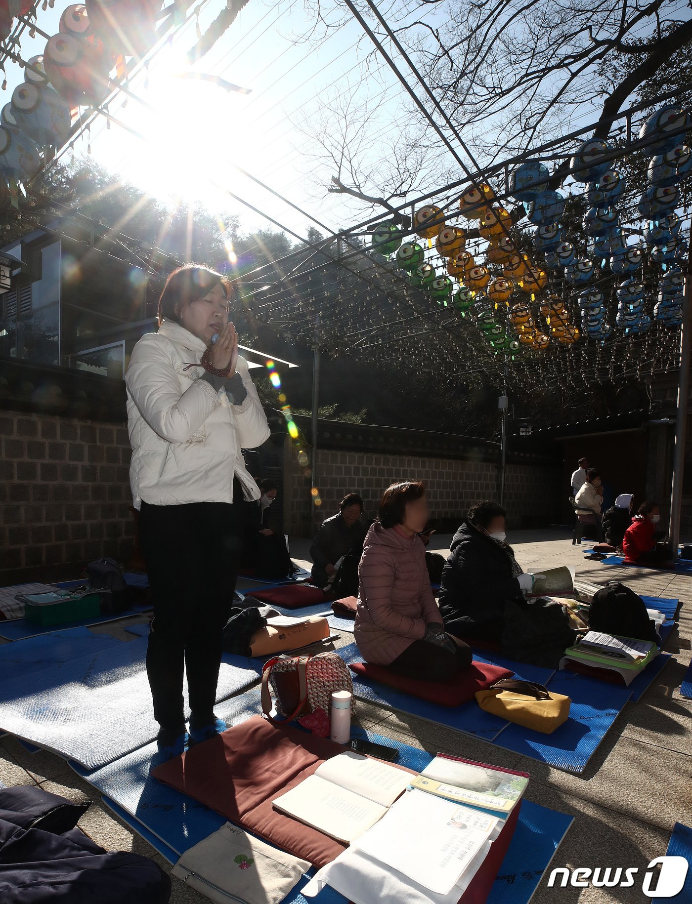 2024학년도 대학수학능력시험을 2일 앞둔 14일 서울 강북구 도선사에서 수험생 학부모가 학업성취 기도를 하고 있다. 2023.11.14/뉴스1 ⓒ News1 박세연 기자