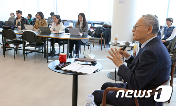'영상산업 도약 전략' 발표하는 유인촌 장관
